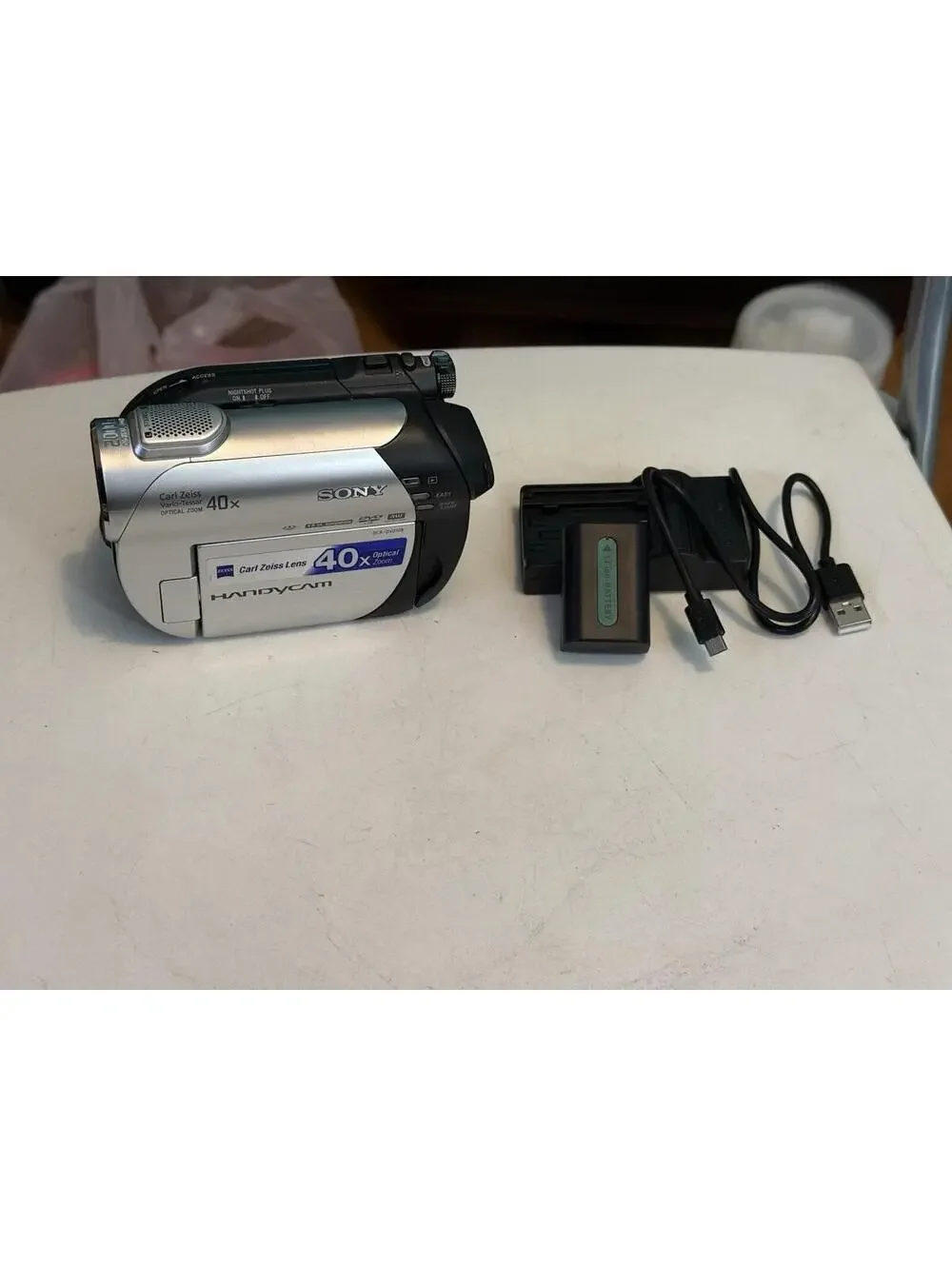Sony Handycam DCR-DVD108 40x Optical Zoom DVD/DVD-RW 2.5in LCD ( READ )